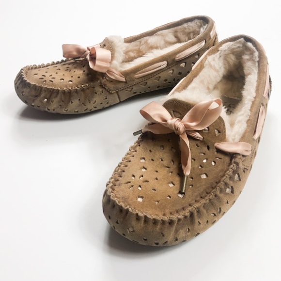 UGG Shoes - UGG |DAKOTA SUNSHINE PERF CHESTNUT Pink Ribbon